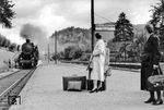Eine unerkannt gebliebene 50 ÜK wird mit ihrem Personenzug in Hirschhorn am Neckar erwartet. (1952) <i>Foto: Helmut Först</i>