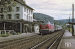 220 060 (Bw Würzburg) erreicht mit einem Eilzug den Bahnhof Zwingenberg in Baden. (09.1970) <i>Foto: Tim Howerter</i>
