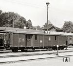 Der Packwagen KPw4i 974-471 (Görlitz 1895, ex Rü.K.B. BC4 43) war ursprünglich als BC4-Wagen mit zwei 2.-Klasse- (à 6 Sitzplätze) und zwei 3.-Klasse-Abteilen (à 12 Sitzpl.) an die Bleckeder Kreisbahn geliefert worden. Als deren Umspurung begann, konnten die Rügenschen Kleinbahnen ihn für 1.700 M erwerben. Vorerst lief er weiter als Personenwagen, bis er 1928 nach Auslieferung der Wismarer Sommerwagen zum Post-/Packwagen mit Abort, Ofen, Seilhaspel und einseitiger Plattform umgebaut wurde. Nach dem DR-Nummernplan von 1950 trug er noch die Bezeichnung 7.1913 PwPost4i, aber bei der Umbenennung 1958 – nach dem Ende des Bahnpostdienstes – reihte man ihn unter der Gattung KPw4i ein. Hier in Putbus sind neben den Schiebetüren auch die Rollen und der Dachkasten der Gewichtsbremse längst verschwunden, stattdessen hängen Bremsschläuche an den Wagenenden herab. Als hochglänzender schlichter „Blechwagen“ ist er seit 1984 kaum wiederzuerkennen.  (17.08.1979) <i>Foto: Hans-Joachim Simon (Archiv Ludger Kenning)</i>