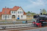 "86 1323" vor einem der vorbildlich renovierten Bahnhöfe der UBB in Ückeritz. (13.05.2017) <i>Foto: Joachim Schmidt</i>