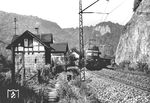 E 10 108 (Bw Heidelberg) mit einem Schnellzug auf der Geislinger Steige in Höhe der Wärterhäuser am Galgenberg. Auffällig ist, das beide Stromabnehmer (beabsichtigt ?) am Fahrdraht sind. (1960) <i>Foto: Steinacker</i>
