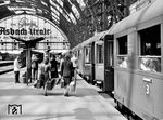 Reisende an einem Schnellzug in Frankfurt Hbf. Die 3. Wagenklasse wurde übrigens 1956 bei der DB abgeschafft. (1953) <i>Foto: Max Göllner</i>