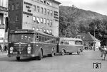 Ein Büssing-Bus mit Anhänger wartet für eine Sonderfahrt am Heidelberger Hauptbahnhof. Das DB-Logo am Fahrzeug erinnert stark an die heutige Ausführung. Der Anhängerbetrieb wurde 1960 untersagt. (13.09.1951) <i>Foto: Walter Hollnagel</i>