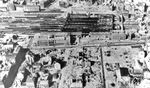 Blick auf den kriegszerstörten Münchener Hauptbahnhof (mit der fast unbeschädigten Hauptpost an der Bayerstraße), dessen Bahnhofshalle später abgerissen wurde. Auf das Stadtgebiet Münchens wurden im Zweiten Weltkrieg rund 450 Luftminen, 61.000 Sprengbomben, 142.000 Flüssigkeitsbrandbomben und 3.316.000 Stabbrandbomben abgeworfen. Hierbei wurden rund 90 % der historischen Münchener Altstadt zerstört. Das gesamte Stadtgebiet wies einen Zerstörungsgrad von rund 50 % seines Gebäudebestandes auf. Durch die alliierten Luftangriffe wurden rund 300.000 Einwohner obdachlos, weil 81.500 Wohnungen ganz oder teilweise zerstört worden waren.  (1945) <i>Foto: RBD München/Slg. E. Preuß</i>