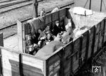 Flüchtlinge aus Stettin in einem Güterzug nach Lübeck in Rostock Hbf. Bis zu 14 Millionen Deutsche verloren 1945 ihre Heimat. Ihre Vertreibung war letztlich die Konsequenz der brutalen deutschen Besatzungsherrschaft während des Zweiten Weltkriegs.  (04.1945) <i>Foto: Walter Hollnagel</i>