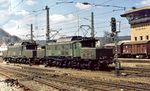 194 073 und 194 022 in Geislingen an der Steige. Erst wenige Jahre zuvor endete hier der Schiebelokeinsatz der Baureihe 193, die durch die Baureihe 194 ersetzt wurden. (28.04.1984) <i>Foto: Wolfgang Bügel</i>