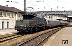 An diesem Tag bestand der N 5247 sogar aus zwei Wagen. Im Bahnhof Geislingen wird noch die Überholung des E 3415 aus Stuttgart abgewartet. (28.04.1984) <i>Foto: Wolfgang Bügel</i>