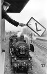 38 1451 bekommt vom Fahrdienstleiter Dransfeld die L-Scheibe ("L"= Fahrzeit verlangsamen) gezeigt, um die Zugfolge zu entspannen.  (1956) <i>Foto: Helmut Först</i>