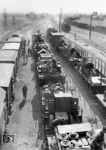 so der unverfängliche Titel dieses Propagandabildes. Beim genaueren Betrachten wartet links ein Zug mit sog. "Freiwilligen" für den Arbeitsdienst in Deutschland, während gleichzeitg kriegerisches Gerät in ihr Heimatland transportiert wird. Auf dem mittleren Zug verlegt eine Sturmgeschützbatterie mit StuG III und rechts stehen entweder sowjetische 3,7cm Flak-Geschütze oder deutsche 4cm-FlaK 28. (1943) <i>Foto: RVM (Bandelow)</i>