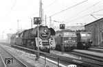Alle drei Traktionsarten in Form der DB-Lokomotiven 139 556 und 216 101 sowie der DR-Lok 01 0529 aus Erfurt versammeln sich am Bw Bebra.  (02.04.1971) <i>Foto: Johannes Glöckner</i>