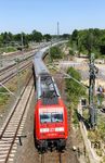 101 054 (als Schlusslok am IC 2226 nach Hamburg) wechselt im Bahnhof Opladen wieder auf den Regelfahrweg nach Solingen. (19.06.2017) <i>Foto: Joachim Bügel</i>
