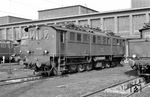 E 91 102 wurde fabrikneu ab 1929 für das schlesische Netz im Bw Waldenburg-Dittersbach stationiert. Von der Ursprungsausführung der Baureihe E 91 unterschied sie sich nicht nur technisch durch das geringere Gewicht (vor allem bei den Fahrmotoren) und die elektrische Bremse, sie war auch länger. Von der Ursprungsausführung gab es eine bayerische (E 91 01–20) und eine preußische Variante (E 91 81–94). Die süddeutschen Maschinen blieben während der Reichsbahnzeit stets in Bayern (Bw München Hbf, Regensburg, Rosenheim und Freilassing). Vor Kriegsende wurden die E 91 95 bis E 91 102 aus Schlesien ebenfalls nach Süddeutschland gebracht.  (03.03.1959) <i>Foto: Gerd Wolff</i>