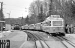 In den 1950er Jahren kam die erste Triebwagengeneration zur Bayerischen Zugspitzbahn. Die ersten vier Fahrzeuge wurden von einem Konsortium aus MAN, AEG und der Schweizerischen Lokomotiv- und Maschinenfabrik geliefert. Hier kreuzt Triebwagen 1 (Fabriknummer 140974) im Bahnhof Grainau mit einem lokbespannten Zug, gezogen von Lok 2. (05.03.1959) <i>Foto: Gerd Wolff</i>