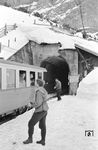 Ein Zug der Zugspitzbahn auf 1640 m Höhe am Riffelriss-Tunnel. (05.03.1959) <i>Foto: Gerd Wolff</i>