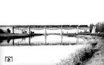 18 501 (Bw Würzburg) und 18 472 (Bw Nürnberg Hbf) überqueren mit D 157 die alte Mainbrücke in Kitzingen auf der Strecke Würzburg - Nürnberg.  Trotz Bombardierung im Februar 1945 blieb die Brücke befahrbar, Wehrmachtssoldaten sprengten sie jedoch ebenso wie die benachbarte Brücke der Strecke Kitzingen – Schweinfurt im April 1945.  (08.09.1934) <i>Foto: DLA Darmstadt (Bellingrodt)</i>