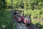 Die letzten Züge aus Heigenbrücken befahren den Schwarzkopftunnel: Parallelfahrt der Schiebeloks 151 012 und 151 164 als T 67432 im GWB zur Awanst Heigenbrücken West und RE 4606 nach Frankfurt/M mit 111 197. (15.06.2017) <i>Foto: Joachim Schmidt</i>