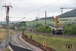 An der alten Rampenstrecke (rechts) wird im Bereich der Anschwenkung an die neue Trasse die alte Fahrleitung entfernt und die neue Bahnstromversorgung installiert. (16.06.2017) <i>Foto: Joachim Schmidt</i>