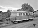 OHE DT 0507 wurde 1933 von der Triebwagen- und Waggonfabrik Wismar an die Kleinbahn Winsen/Luhe-Evendorf-Hützel (WEH) geliefert. Anfang 1944 tat sich die WEH mit der Kleinbahn Winsen-Niedermarschacht zusammen und benannte sich in Winsener Eisenbahngesellschaft um, ein halbes Jahr später fusionierte diese mit der Celler Eisenbahnen AG zur Osthannoversche Eisenbahnen AG (OHE). Bei der OHE stand DT 0507 bis 1965 im Dienst, wurde verkauft und diente bis 1985 als Wochenendhaus bei Bleckede. Im November 1985 wurde er an privat weiterverkauft, der Wagenkasten blieb in Varel/Bockhorn erhalten. (02.09.1960) <i>Foto: Detlev Luckmann</i>
