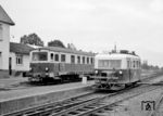 Vergleichsaufnahme zwischen Triebwagen 146 (rechts) der Wilstedt-Zeven-Tostedter Eisenbahn (Wismar, Baujahr 1934) und Triebwagen 174 (Görlitz, Baujahr 1926) in Zeven-Süd. (03.09.1960) <i>Foto: Detlev Luckmann</i>