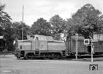 WZTE V 274 (Henschel, Baujahr 1956) mit einem Güterzugbegleitwagen in Zeven-Süd. (03.09.1960) <i>Foto: Detlev Luckmann</i>