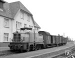 Henschel-Diesellok 274 der Wilstedt-Zeven-Tostedter Eisenbahn vor einem Güterzug in Zeven-Süd. (03.09.1960) <i>Foto: Detlev Luckmann</i>