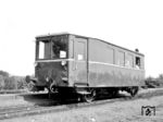 Der Triebwagen T 1 (Waggonfabrik Gotha, Baujahr 1937) der Hoyaer Eisenbahn-Gesellschaft in Hoya. Der T1 wurde ursprünglich in einer blau-beigen Farbgebung an die HEG geliefert. Zwischenzeitlich änderte sich die Lackierung in dunkelrot (Foto) und später in rot-beige. 1984 wurde er durch den Deutschen Eisenbahn-Verein (DEV) übernommen und wieder aufgearbeitet. Heute ist er wieder auf seiner blau-beigen Original-Farbgebung auf seiner Stammstrecke zwischen Eystrup und Syke als Museumsfahrzeug unterwegs. (13.09.1960) <i>Foto: Detlev Luckmann</i>