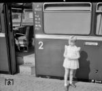 Am VT 95 9223 (Waggonfabrik Uerdingen, Baujahr 1952) wartet die Tochter des Fotografen auf die Abfahrt in Rotenburg/Wümme. (13.09.1960) <i>Foto: Detlev Luckmann</i>