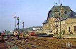 Der Bahnhof Altenkirchen (Westerwald) wurde am 1. April 1885 mit dem Streckenabschnitt Altenkirchen–Hachenburg der als Oberwesterwaldbahn bezeichneten Bahnstrecke Limburg–Altenkirchen eröffnet. Mit der Eröffnung der Bahnstrecke Siershahn–Altenkirchen (Holzbachtalbahn) im Jahre 1887 wurde er zum Kreuzungsbahnhof. Als dann im gleichen Jahr am 1. Mai die Bahnstrecke Altenkirchen–Au (Sieg) eröffnet wurde, stieg der Bahnhof zu dem Verkehrsknotenpunkt im vorderen Westerwald auf. Im Frühjahr 1984 stehen dort 815 659 mit 515 570 am Hausbahnsteig, ein Wendezug mit 216 141 aus Limburg und 212 202 vor einem Güterzug. (30.04.1984) <i>Foto: Wolfgang Bügel</i>