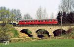515 570 und 815 659 als N 6668 auf dem Viadukt über den Holzbach bei Brückrachdorf zwischen Dierdorf und Marienrachdorf. (30.04.1984) <i>Foto: Wolfgang Bügel</i>