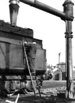 Putzarbeiten an einer tschechischen Lok im Bw Mährisch-Schönberg (heute: Šumperk/Tschechien). (1944) <i>Foto: RVM (Ittenbach)</i>