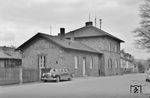 Das Empfangsgebäude von Neunburg vorm Wald, an der 1969 stillgelegten Bahnstrecke Bodenwöhr - Rötz, auf deren Trasse heute der Schwarzachtalradweg verläuft. (19.03.1966) <i>Foto: Kurt Eckert</i>