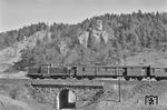 V 100 2078 kam am 22. Januar 1964 fabrikneu zum Bw Nürnberg Hbf und befördert hier einen Eilzug auf dem Streckenabschnitt Hartmannshof - Etzelwang bei Oed. 20 Jahre später entwickelte sich diese Strecke zum Eldorado für Dampflokfans aus der ganzen Welt, als zum 150-jährigen Bahnjubiläum hier erstmals das Dampflokverbot von 1977 auf DB-Gleisen wieder aufgehoben wurde. (20.03.1966) <i>Foto: Kurt Eckert</i>
