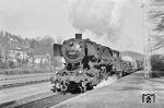 50 167 fährt mit einem Güterzug aus Amberg durch den Bahnhof Hersbruck rechts der Pegnitz. (20.03.1966) <i>Foto: Kurt Eckert</i>