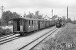 Der Wagen KBi 971-211 (Görlitz 1904, ex Rü.K.B. Nr. C 41), ein 1918 von der Bleckeder Kreisbahn nach Rügen gelangter „Niederflurwagen“, am Schluß des Zuges 843 (Bergen ab 13.45, Wittower Fähre an 15.29 Uhr). In Trent kommt gegen 15.15 Uhr die 99 552 mit dem Zug 844 entgegen. Sie hat um 15 Uhr den Bf Wittower Fähre verlassen und wird gegen 16.33 Uhr Bergen Ost erreichen. Werktags, so auch an jenem Montag, fuhren damals auf der Nordstrecke zwischen Bergen Ost und Wittower Fähre drei Züge, nämlich Bergen ab 5.42, 13.45 und 17.25 Uhr. In der Gegenrichtung waren es vier Züge, nämlich Wittower Fähre ab 5.21, 8.15, 15.00 und 16.40 Uhr. Der KBi 971-211 hatte ursprünglich 24 Sitzplätze geboten, nach dem Einbau eines Ofens nur noch 20. Der in den 1950er Jahren mit Blech verkleidete Wagen wurde später an einen Privatmann bei Garz, in den 1990er Jahren an Ludger Guttwein (EBG bzw. Museum Prora) und schließlich im Oktober 2007 mit neuem Aufbau an einen Sammler in Emmerthal-Lüntorf im Weserbergland verkauft.  (22.08.1966) <i>Foto: Detlev Luckmann</i>
