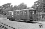 Der KB4ip 970-754 – hier in Göhren – war einer von vier „Großfenstrigen“, die im März 1951 von der Mülsengrundbahn Mosel – Ortmannsdorf nach Rügen umgesetzt worden waren. In Mosel hatten einige Wagen der Gattung 711 zu Beginn der 1930er Jahre die Oberlichtwagen abgelöst. Nach der Einstellung des Reiseverkehrs wurden sie großteils nach Kirchberg abgegeben, jedoch zur Wiederaufnahme des Personenverkehrs nach Ortmannsdorf kehrten sie in den Mülsengrund zurück. Nach der endgültigen Betriebseinstellung am 20.5.1951 gab die Rbd Dresden die meisten Moseler Reisezugwagen an die Rbd Greifswald für den Einsatz auf dem Rügener Netz ab. Der Wagen 970-754 behielt bis zuletzt seine originale Holzbeplankung und wurde schon im April 1967 ausgemustert. Der an die BSG Lok Züssow abgegebene Wagenkasten existiert inzwischen nicht mehr. (23.08.1966) <i>Foto: Detlev Luckmann</i>