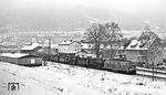 215 032 (Bw Ulm) überführt ausgemusterte Loks der Baureihe 50 von Ulm zum Verschrotten nach Crailsheim, hier aufgenommen in Oberkochen. (02.1976) <i>Foto: Burkhard Wollny</i>