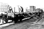 Diese pfiffige Erfindung einer Bahnmeisterei war dem Fotografen ein Bild wert: Mittels Seilwinden wird das Herzstück einer Weiche über eine schiefen Ebene auf den Wagen gezogen. Dafür waren lediglich zwei Personen nötig (und natürlich die obligatorische Aufsicht).  (1929) <i>Foto: RVM</i>