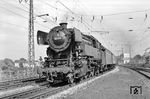 65 018 (Bw Limburg) erreicht mit einem Personenzug aus Lollar/Marburg den Bahnhof Gießen. (02.09.1966) <i>Foto: Kurt Eckert</i>