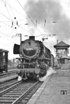 44 1672 vom Bw Kassel fährt mit einem Güterzug durch Gießen. Links steht V 36 413, die von 1959 bis 1975 zum Bestand des Bw Gießen gehörte. (02.09.1966) <i>Foto: Kurt Eckert</i>