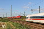 Am Abzweig Linden bei Gruiten begegnen sich 403 520 als ICE 606 nach Dortmund und 143 330 auf der S 8 nach Mönchengladbach. (24.07.2010) <i>Foto: Joachim Bügel</i>