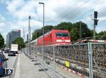 Der nicht unumstrittene G20-Gipfel in Hamburg ist das zwölfte Gipfeltreffen der Gruppe der zwanzig wichtigsten Industrie- und Schwellenländer am 7. und 8. Juli 2017. Zahlreiche Organisationen haben Gegenproteste angekündigt, bei denen mit mehreren zehntausend Teilnehmern und Randale gerechnet wird. Unmittelbar am Tagungsort (Hamburg Messe) verläuft die Hamburg-Altonaer Verbindungsbahn, eine der am stärksten belasteten Personenverkehrs-Strecken der Deutschen Bahn mit S-Bahn, Regional- und Fernverkehr. Während der Zeit des Gipfels dürfen wegen polizeilicher Anordnungen weitgehend keine Personenzüge mit Fahrgästen über Regional- und Fernverkehrsgleise der Verbindungsbahn fahren. Dadurch wird der Fernverkehrsknoten Hamburg während des Gipfels stark eingeschränkt: Fast alle Fernzüge beginnen und enden am Hamburger Hauptbahnhof. Fernzüge aus dem Rest Deutschlands über Hamburg nach Kiel, Flensburg, Sylt und Teilen Dänemarks werden während des Politikertreffens über die Güterumgehungsbahn am Hamburger Stadtzentrum vorbei geleitet. Die beiden Hamburger Fernbahnhöfe Dammtor und Altona stellen den Fernverkehrs-Betrieb während des Gipfels weitgehend ein. Das Bild zeigt im Vorfeld des Gipfels die Sicherungsmaßnahmen an der Lombardsbrücke, die gerade von IC 2027 (HH-Altona - Passau) befahren wird. (03.07.2017) <i>Foto: Benno Wiesmüller</i>