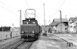 E 69 05 mit einem Personenzug nach Oberammergau im Bahnhof Altenau/Bay. (06.03.1959) <i>Foto: Gerd Wolff</i>