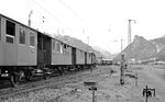 E 69 05 wartet in Unterammergau die Zugkreuzung mit dem aus Oberammergau einfahrenden ET 85 24 ab. (06.03.1959) <i>Foto: Gerd Wolff</i>