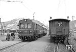 ET/ES 85 24 ist in Unterammergau eingetroffen, der Personenzug nach Oberammergau (rechts) kann nun weiterfahren.  (06.03.1959) <i>Foto: Gerd Wolff</i>