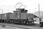 Ankunft des Personenzuges aus Murnau in Oberammergau. Als letzte und leistungsstärkste Lok lieferte Maffei und SSW am 01.04.1930 die Nr. 5 an die LAG. Gegenüber den ersten vier Loks hatte die LAG 5 wesentlich stärkere Tatzlagermotoren und einen längeren Achsstand. Sie wurde als erste Lok der Baureihe E 69 im Sommer 1953 im AW München-Freimann auf 15 kV umgebaut und kehrte unmittelbar nach dem Wechsel des Stromsystems auch als erste Lok wieder auf die Ammergaubahn zurück. Dort versah sie bis zur ihrer Ausmusterung am 24.09.1981 ihren Dienst. (06.03.1959) <i>Foto: Gerd Wolff</i>