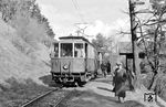 Die Stubaitalbahn ist eine 18 Kilometer lange Nebenbahn von Innsbruck nach Fulpmes in Tirol. In Gärberbach ist Tw 1 (Baujahr 1904) mit Bw 11 und Bw 12 nach Fulpmes eingetroffen. (08.03.1959) <i>Foto: Gerd Wolff</i>