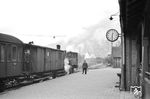 Der Aufsichtsbeamter in Königstein nähert sich der Lok Nr. 42. Vom Lokpersonal ist zwar nichts zu sehen, aber es dürfte gleich Richtung Kelkheim losgehen. (15.03.1959) <i>Foto: Gerd Wolff</i>