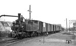 Die Lokomotiven der Reihe Tssd waren Mallet-Dampflokomotiven für 750 mm Spurweite der Königlich Württembergischen Staats-Eisenbahnen. Sie wurden ab 1899 zunächst beim Öchsle zwischen Biberach an der Riß und Ochsenhausen eingesetzt. Zudem kamen sie auf der Federseebahn zwischen Schussenried und Riedlingen, auf der Zabergäubahn zwischen Lauffen am Neckar und Leonbronn sowie auf der Bottwarbahn zwischen Marbach am Neckar und Heilbronn Süd zum Einsatz. Das Bild der 99 633 entstand auf der Federseebahn in Bad Buchau. Die Lok war bis zum 18. März 1969 bei der DB im Einsatz. 1985 zog sie in ihrem "zweiten Leben" den ersten Öchsle-Museumsbahnzug. Als "Filmstar" in der SWR-Fernsehsendung "Eisenbahn-Romantik" ist sie im Vorspann der Sendung und als deren Logo zu sehen und damit wohl die meist gezeigteste Lok im Fernsehen.  (05.04.1964) <i>Foto: Helmut Röth *</i>