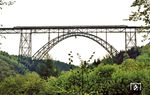 Ein Bild auf Deutschlands höchster Eisenbahnbrücke darf natürlich auch nicht fehlen: 601 014/011 als Et 25392 zwischen Remscheid und Solingen. (12.05.1984) <i>Foto: Wolfgang Bügel</i>