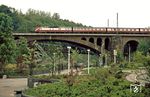 Eine zwar nicht so hohe, aber durchaus auch bekannte Brücke ist das Viadukt am Zoo in Wuppertal, wo sich Bahn und die einzigartige Schwebebahn kreuzen. (12.05.1984) <i>Foto: Wolfgang Bügel</i>
